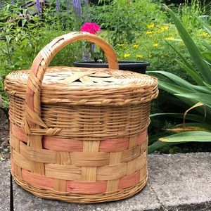 VTG Woven Wicker Basket w/Lid &Handle